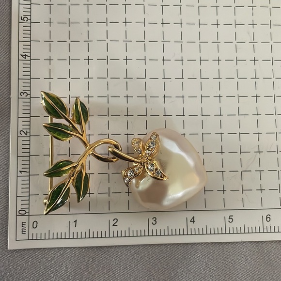 Joan Rivers Brooch - Picture 7 of 9